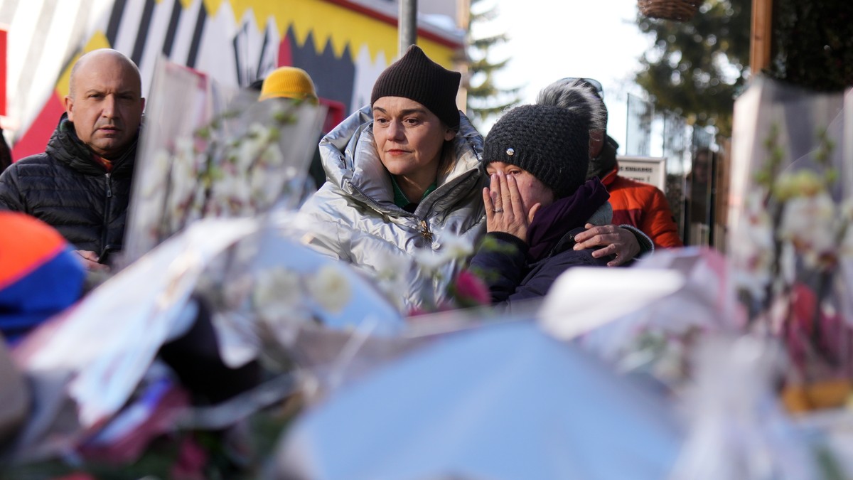 Ljudi odaju poštu žrtvama požara u baru u Krans-Montani, Švajcarska, 2. januara