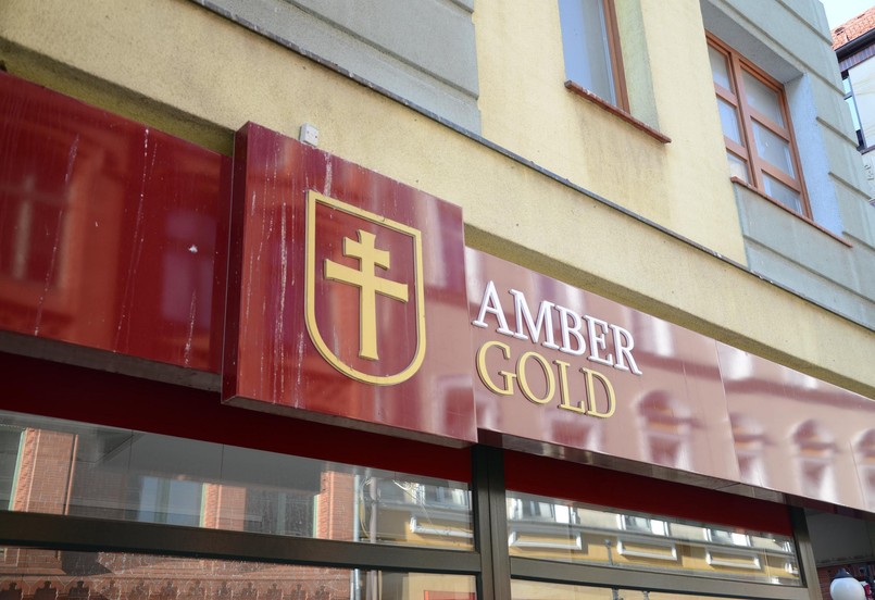 W pierwszym pozwie z lata br. Amber Gold kwestionuje zasadność umieszczenia spółki na "czarnej liście" KNF w grudniu 2009 r. Powodem drugiego złożonego wtedy pozwu było pismo KNF rozesłane w sprawie Amber Gold do banków.