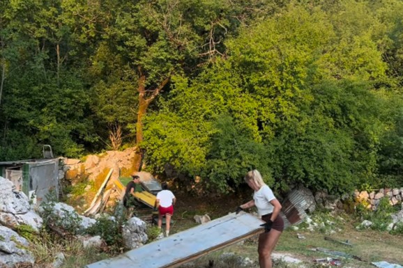 (VIDEO) MILICA DABOVIĆ SA SESTRAMA SREĐUJE PORODIČNO IMANJE U CRNOJ GORI Imaju i razlog za slavlje: "Nismo znale da podignemo teg, ali smo bile najbolje u Evropi"