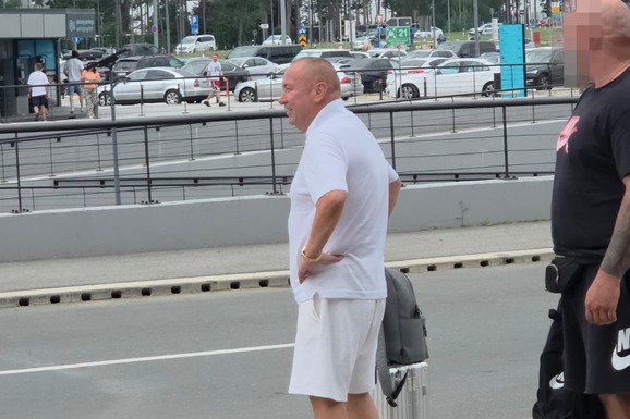 "OSTAVILA ME SLAĐA, IDEM U LUDNICU" Đani sav u belom na aerodromu, sija ZLATNI sat na ruci, a izjavom sve šokirao (VIDEO)