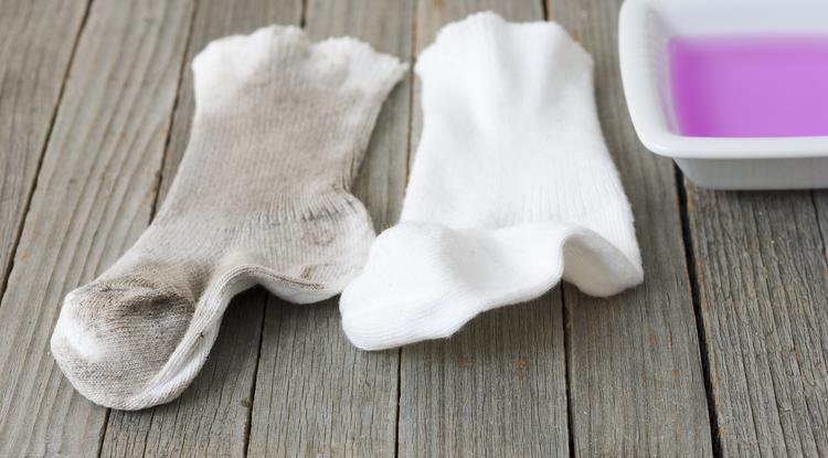 Ez az a házi szer, ami minden foltot kihoz a koszos zoknikból Fotó: Getty Images