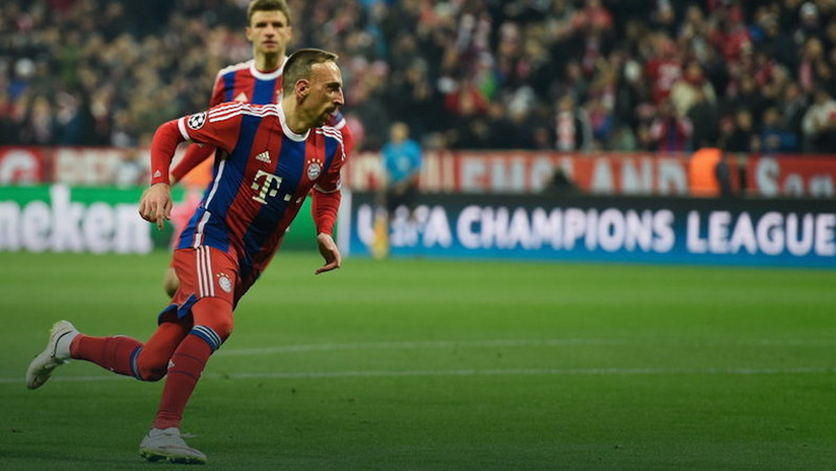 Największy pechowiec roku kopie w Monachium. Znowu doznał kontuzji i znowu nie wiadomo, kiedy wróci. Lekarze mówią: dwa miesiące, ale Franck Ribery przyzwyczaił się, że terminy to jedno, a życie - drugie. Od 2014 roku piłkarz Bayernu pauzował w sumie… 450 dni.