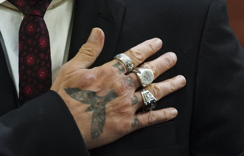 Mosiężne pierścienie, którymi Johnny Depp miał uderzać byłą żonę w twarz i głowę