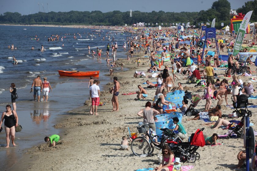 Plaża w Gdańsku Brzeźnie pełna ludzi