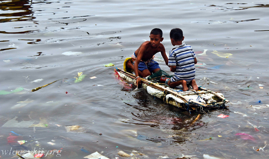 Życie na cmentarzu Navotas w Manili