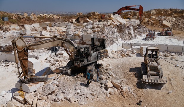 Palestinci pregledaju zapaljeni bager na mestu napada izraelskih doseljenika u selu Sair na Zapadnoj obali, blizu Hebrona.