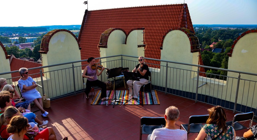 Punk widokowy na wieży to nie tylko atrakcja turystyczna, ale także miejsce organizacji wydarzeń kulturalnych - m.in. serii koncertów smyczkowych.