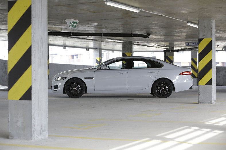 Jaguar XF 25t - prowadzenie ponad komfort