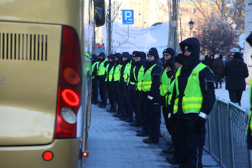 Tabuny policji, barierki... Takiej miesięcznicy jeszcze nie było!