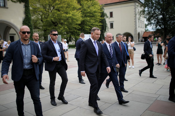 Kraków, 03.08.2020 Prezydent RP Andrzej Duda (C), sekretarz stanu w Kancelarii Prezydenta RP Wojciech Kolarski (C-P) i wojewoda małopolski Piotr Ćwik (C-2P) podczas wizyty na Wawelu w Krakowie, 3 bm. Prezydent Duda złożył kwiaty na grobie pary prezydenckiej Lecha i Marii Kaczyńskich (sko) PAP/Łukasz Gągulski