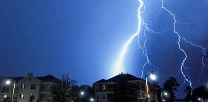 Makabra w Warszawie. Mężczyzna rażony piorunem na ulicy!