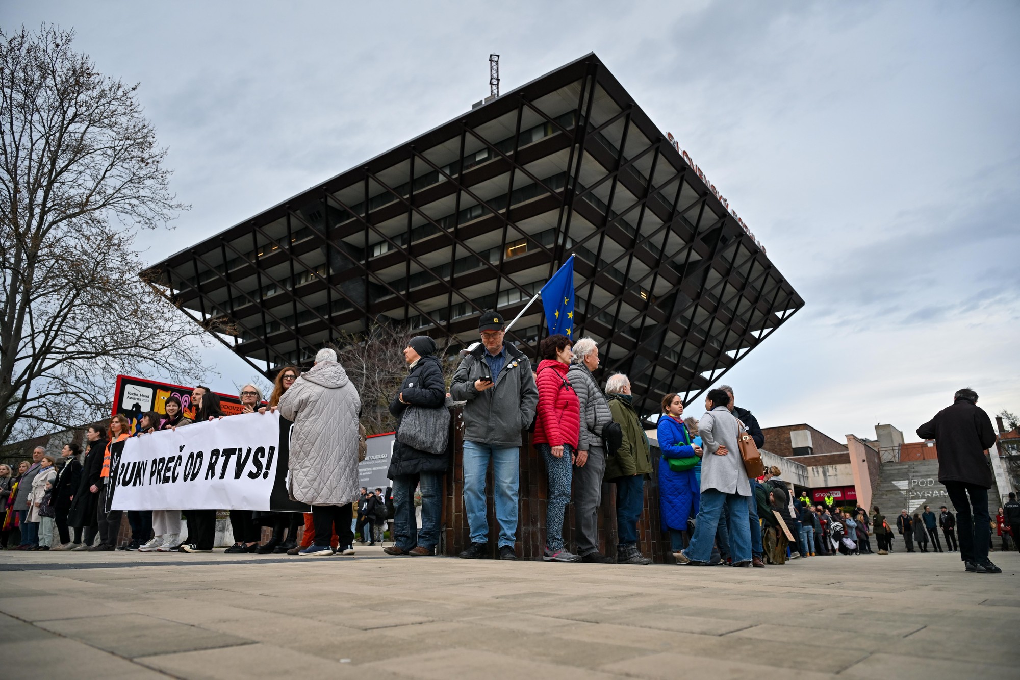 Účastníci protestného pochodu na Námestí slobody v Bratislave.