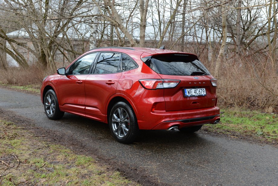 Ford Kuga Plug-in Hybrid ma nieco mniejszy bagażnik niż pozostałe warianty tego SUV-a. Przestrzeni na rodzinne pakunki powinno jednak wystarczyć.