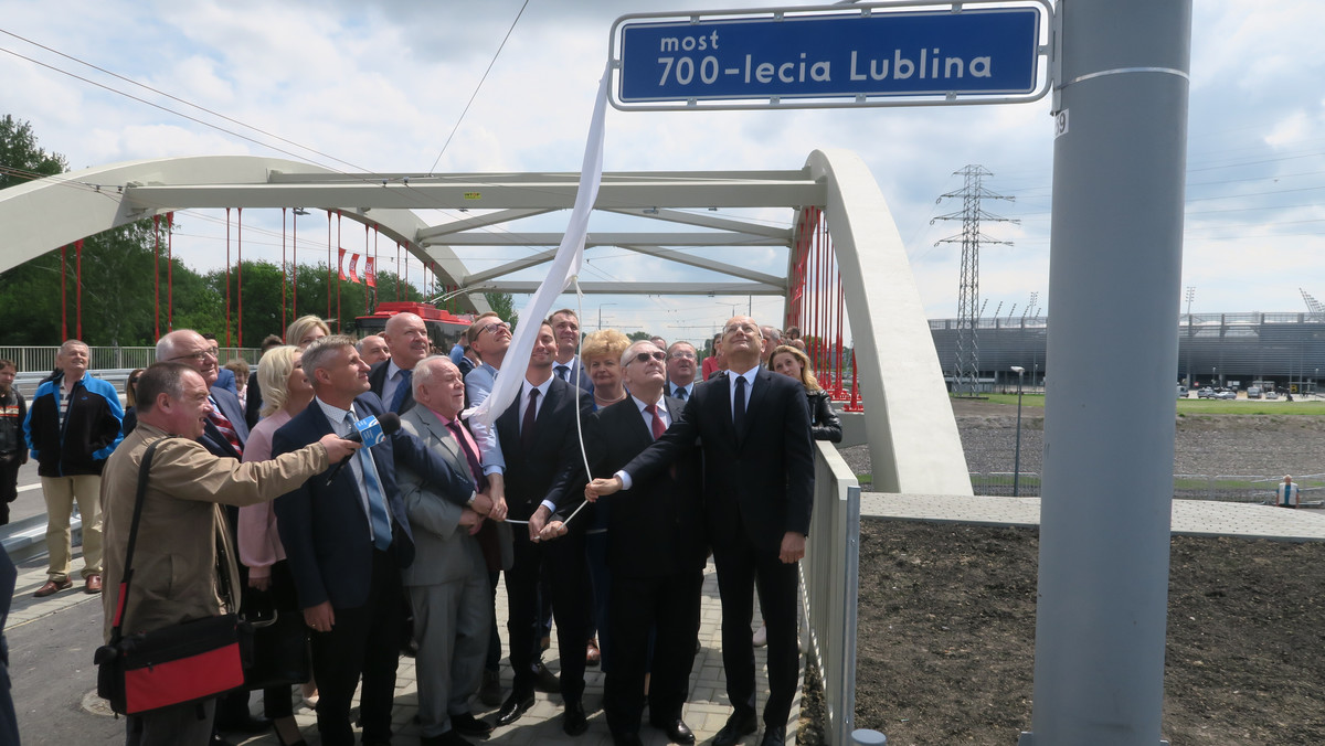 Kilkanaście minut po godz. 12 nowym mostem przejechali pierwsi kierowcy. Obiekt łączy ul. Muzyczną z ul. Stadionową i zapewnia dużo lepszy dojazd na Arenę Lublin i dworzec PKP. Powstanie mostu było jednym z priorytetów miasta przed zbliżającym się turniejem Euro 2017 U21.