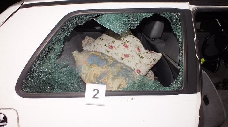 Nem vette észre, hogy a környéken rendőrök is vannak, előttük törte fel a kocsit / Fotó: Police.hu
