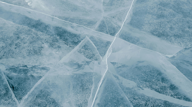 A férfi a csúszós jégen esett el /Illusztráció: Pexels