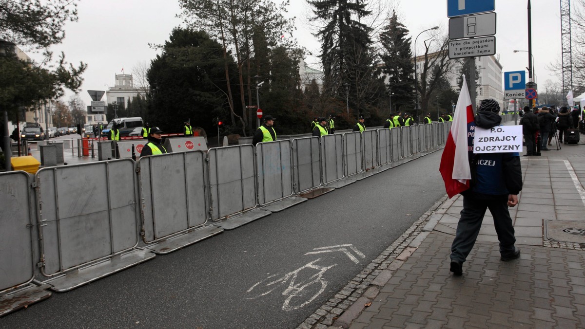 Kancelaria Sejmu postanowiła, że wokół budynku Sejmu przy ulicy Wiejskiej powstanie trwałe ogrodzenie. Jak tłumaczy rzeczniczka PiS Beata Mazurek ma to zwiększyć bezpieczeństwo. "Rzeczpospolita", która opisuje sprawę, przypomina, że to już nie pierwsze podejście PiS do zbudowania ogrodzenia wokół Sejmu.