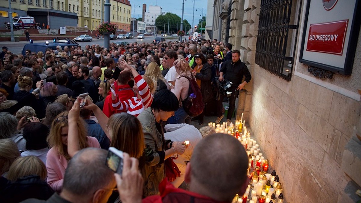 Ponad 1500 osób manifestowało wczoraj pod budynkami sądów w Gdańsku i Gdyni. Bezpośrednią przyczyną protestów były planowane przez PiS zmiany w funkcjonowaniu Sądu Najwyższego w Polsce.