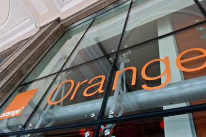 Słaby kwartał dla Orange. Zysk spadł o połowę, a klientów usług komórkowych ubyło