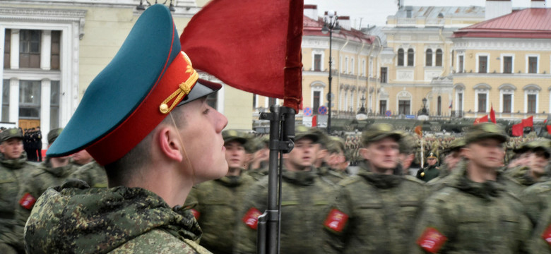Kreml chce odpowiedzieć "statyczną obroną". Ekspert: żołnierz nie walczy już za Putina czy "matkę Rosję". On walczy o swoje życie