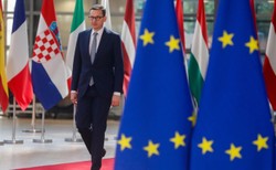 Morawiecki: Skoro Rosja chce zniszczyć pokój, musimy wykorzystać najpoważniejszą broń...