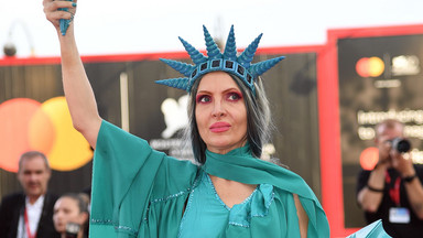 Performance na czerwonym dywanie w Wenecji. Kobieta przebrała się za Statuę Wolności