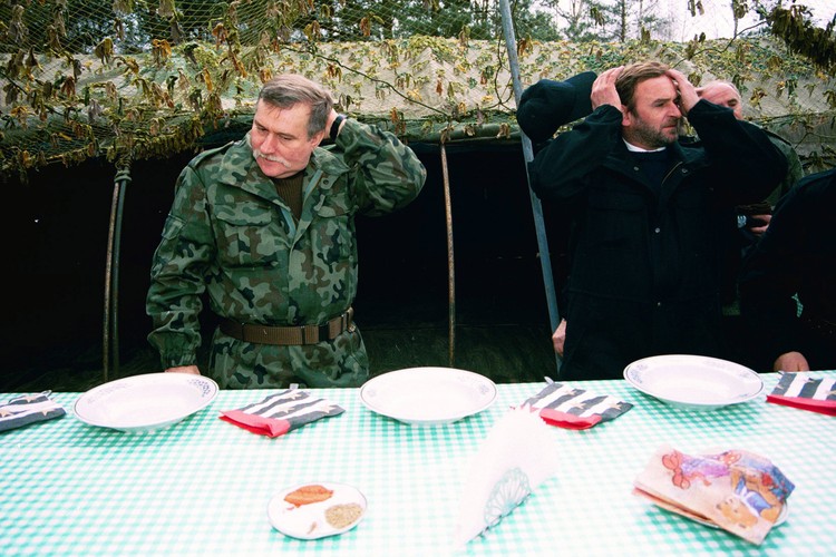 Lech Wałęsa i Mieczysław Wachowski obserwują ćwiczenia żołnierzy na poligonie w Czerwonym Borze