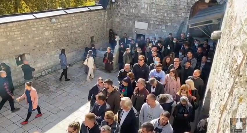 Reka ljudi ispred Cetinjskog manastira