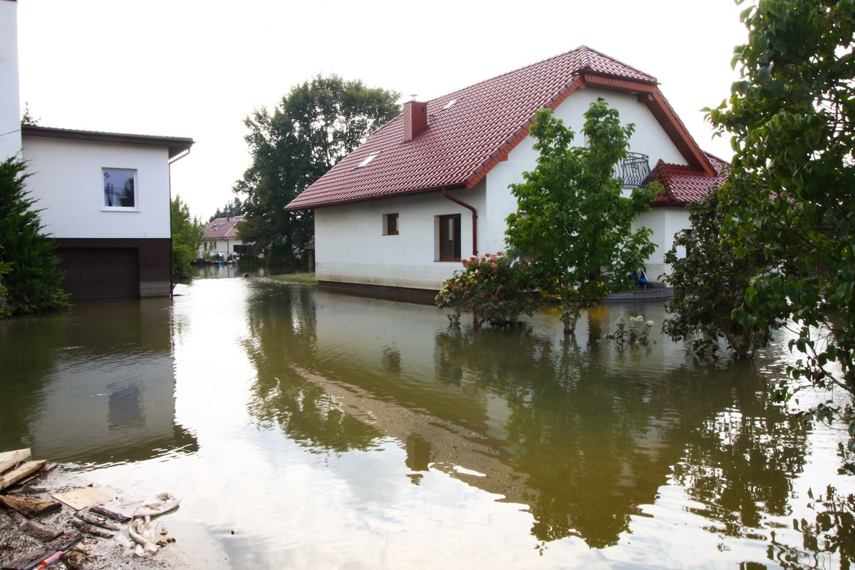 Spekulanci chcą zarobić na powodzi. Szybki wzrost cen żywności, wody i kaloszy