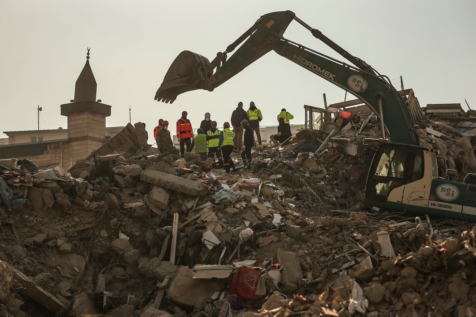 Záchranári prehľadávajú trosky zničenej budovy šesť dní po ničivom zemetrasení v meste Kahramanmaraš na juhu Turecka.