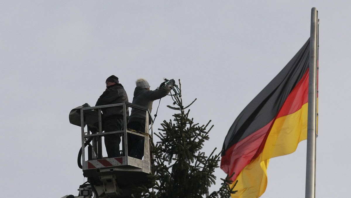 Zdaniem niemieckich ekonomistów wprowadzenie przez rządzącą trzecią kadencję koalicję Angeli Merkel wyższej płacy minimalnej w całym kraju grozi likwidowaniem miejsc pracy i wcale nie musi zmniejszyć nierówności w dochodach.