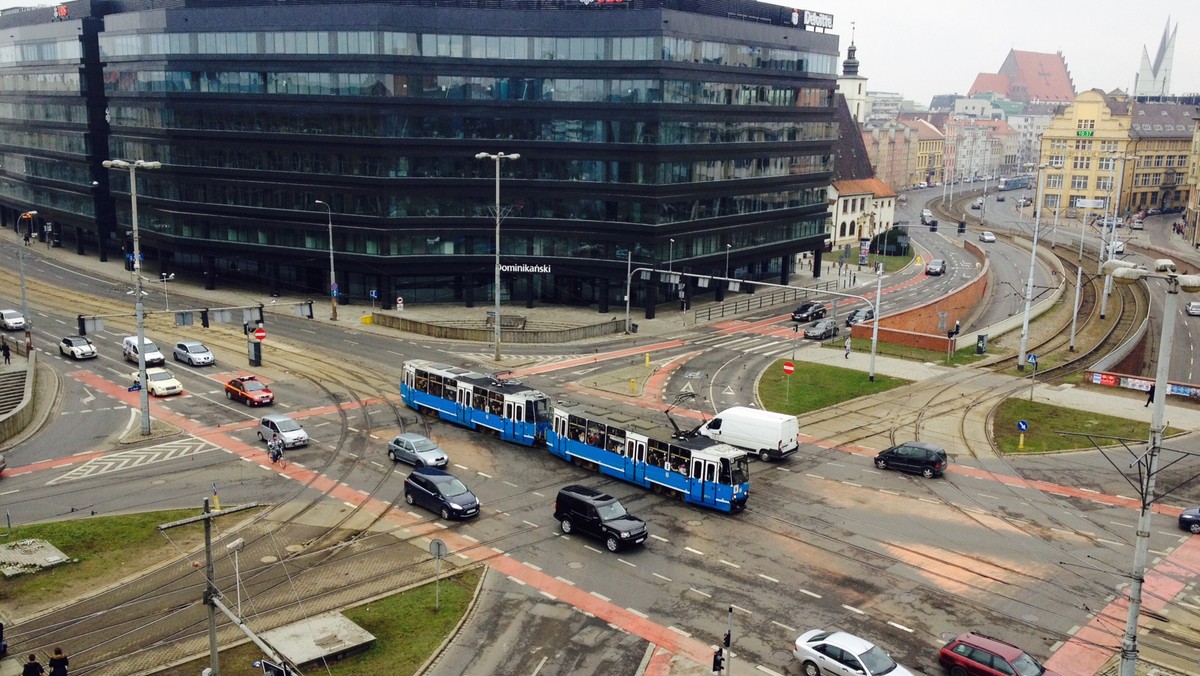 Podejrzany pakunek został pozostawiony na jednym z przystanków tramwajowych na placu Dominikańskim we Wrocławiu. Po sprawdzeniu walizki okazało się, że w środku są ubrania. Alarm bombowy został odwołany.