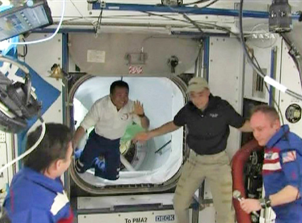 Astronauci już na pokładzie stacji