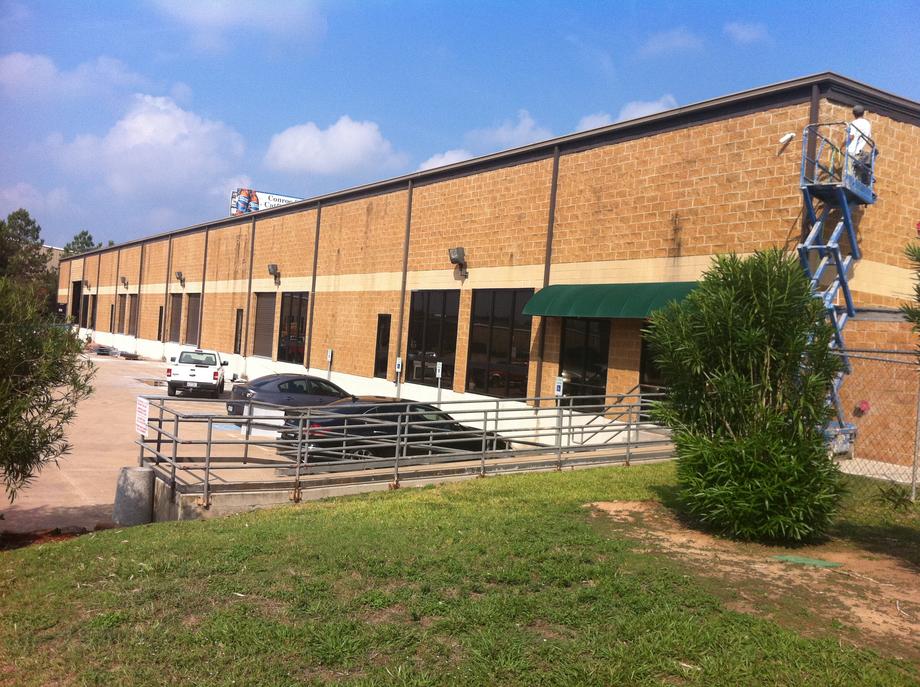 Budynek szkoły w Teksasie przerobiony na fabrykę. Zdjęcie z 2012 roku.