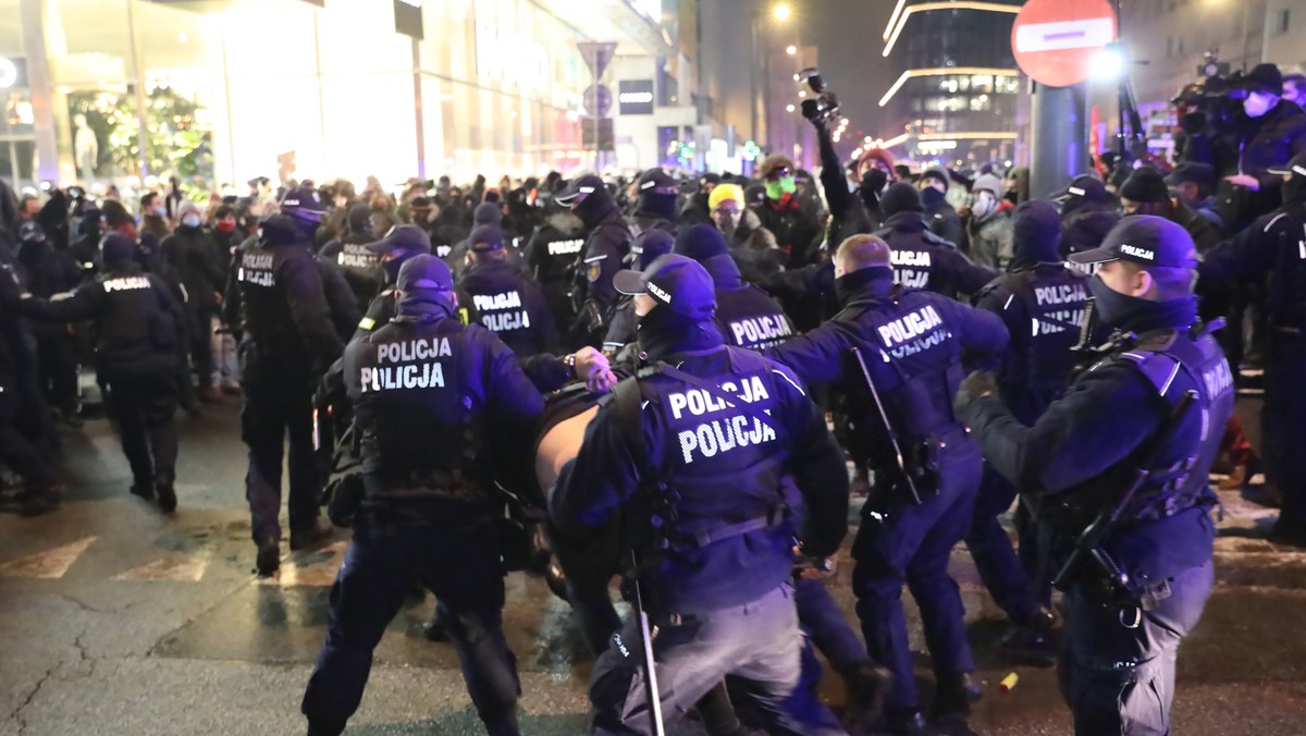 Warszawa, 29.01.2021. Interwencja policji podczas protestu w Warszawie, 29 bm. przeciwko zaostrzeniu prawa aborcyjnego