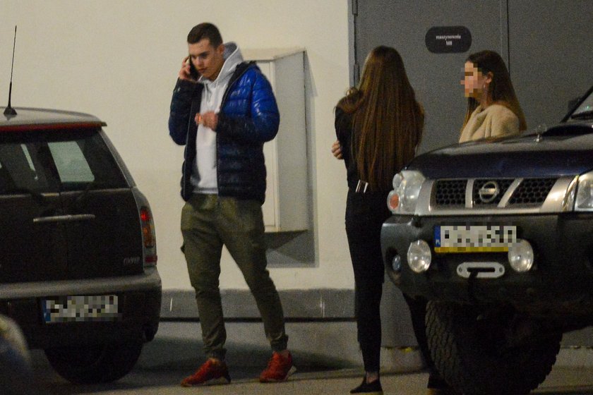 Adam Zdrójkowski na parkingu