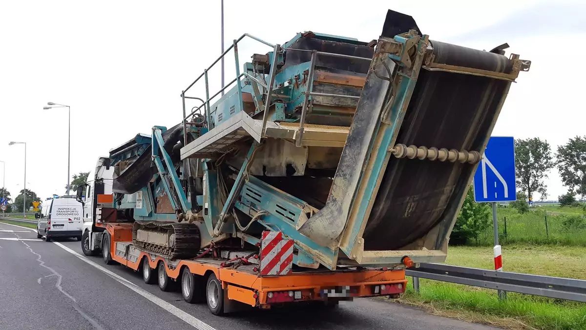 Za szeroki transport na A4, pojazd uszkodził bramkę