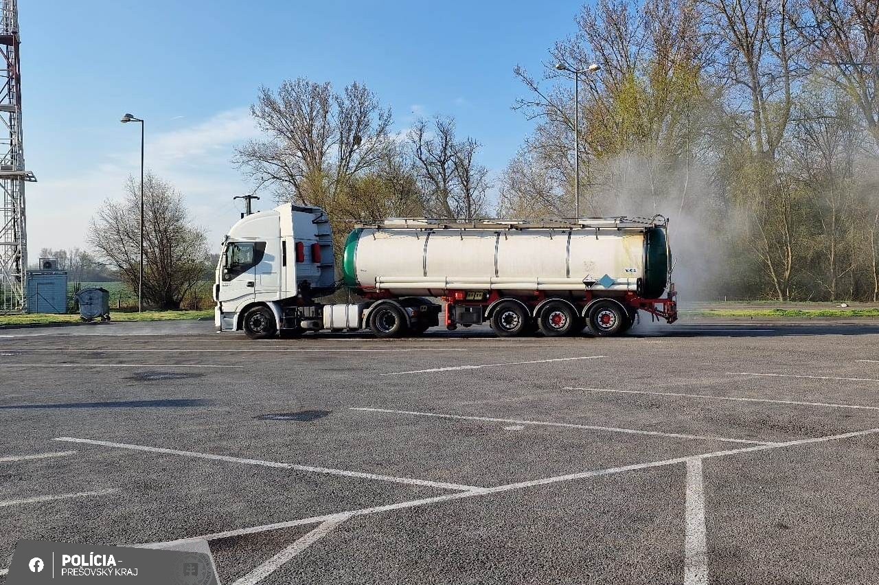 Hasiči stále zasahujú pre únik chemickej látky na parkovisku na diaľnici D1.