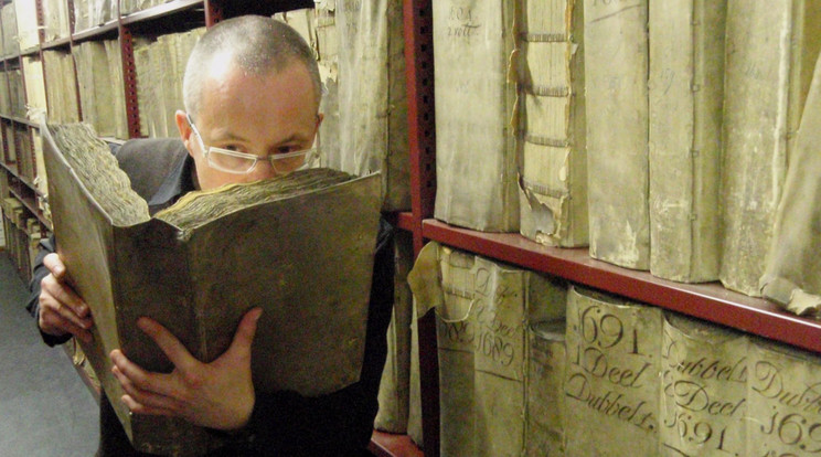 Matija Strlič professzor egy 17-ik századi archív dokumentum illatát igyeklszik azonosítani a Holland Nemzeti Levéltárban. A szagkutatás egészen új fejezetet nyithat a történelmi örökségünk feldolgozásában. / Fotó: Cecilia Bembibre & Matija Strlič / Heritage Science