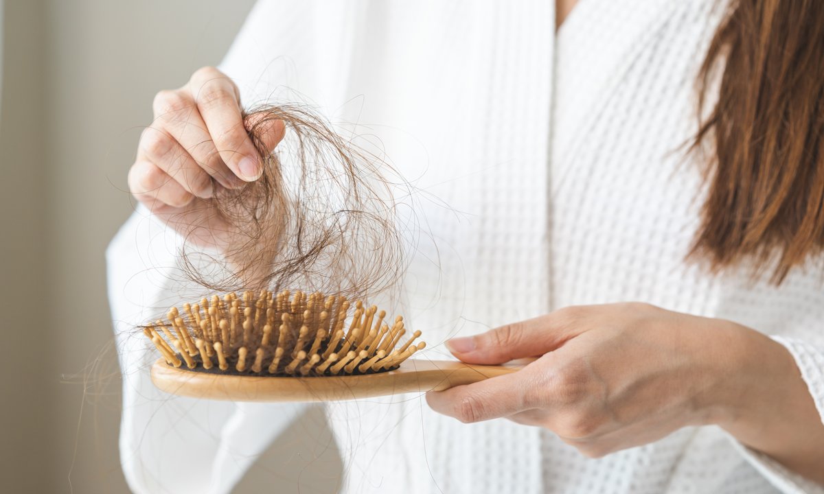Włosy wypadają garściami? Ten trychologiczny szampon z cynkiem działa jak zagęszczająca kuracja