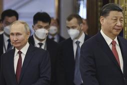 Prezydent Chin Xi Jinping i prezydent Rosji Władimir Putin wchodzą do sali, aby wziąć udział w rozmowach Rosja-Chiny w wąskim formacie na Kremlu w Moskwie, Rosja, 21 marca 2023 r.