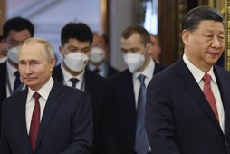 Prezydent Chin Xi Jinping i prezydent Rosji Władimir Putin wchodzą do sali, aby wziąć udział w rozmowach Rosja-Chiny w wąskim formacie na Kremlu w Moskwie, Rosja, 21 marca 2023 r.