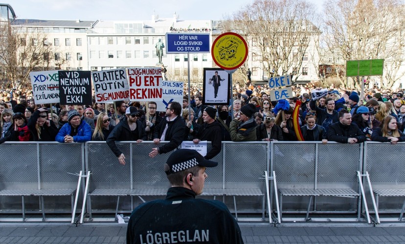 TŁUM DOMAGAŁ SIĘ DYMISJI PREMIERA. Tysiące osób na ulicach Reykjavíku