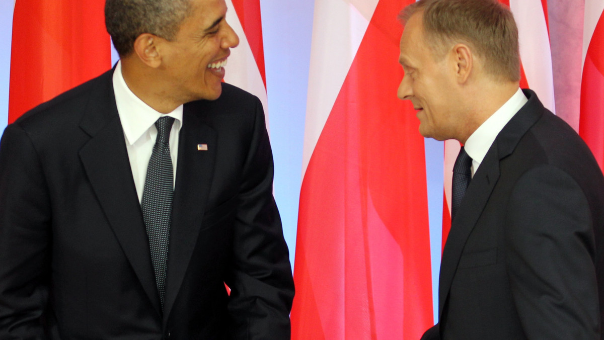 Po godz. 13. premier Donald Tusk powitał prezydenta USA Baracka Obamę w Kancelarii Prezesa Rady Ministrów. Wśród zapowiadanych tematów rozmów obu polityków były sytuacja w Afganistanie i kwestie gospodarcze, w tym wydobycie gazu łupkowego. Podczas wpisywania się do księgi pamiątkowej w Kancelarii, Obama miał kłopoty z podanym mu piórem, wyciągnął więc z kieszeni marynarki własne, jednak ostatecznie podpisał się drugim piórem, które mu przekazano.