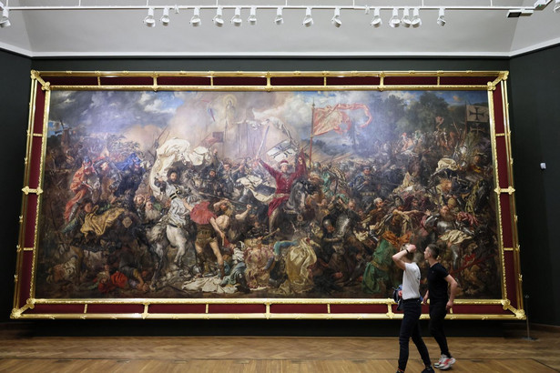 Zwiedzający Muzeum Narodowe w Warszawie podziwiają obraz "Bitwa pod Grunwaldem" Jana Matejki