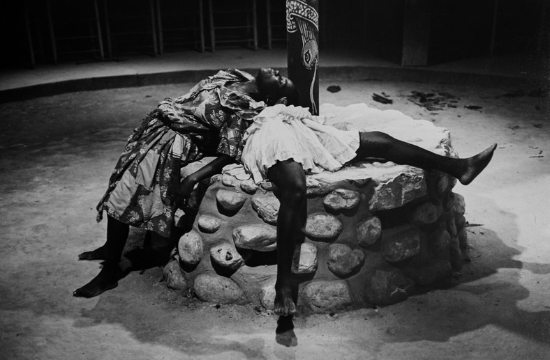 Tancerki podczas tradycyjnego haitańskiego przedstawienia Vodou, 1980 r.