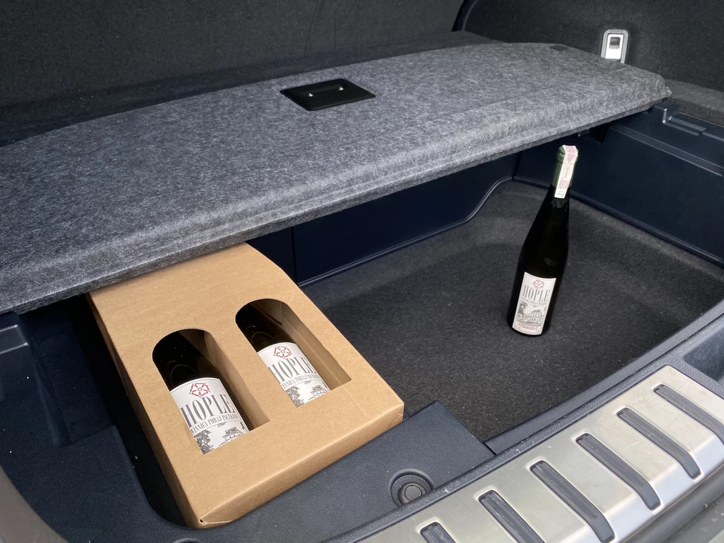 Głęboki schowek pod podłogą bagażnika Lexusa NX idealnie na- daje się do transportu butelek wina: niższe czerwone zmieszczą się tu na stojąco, wyższe białe – na leżąco.