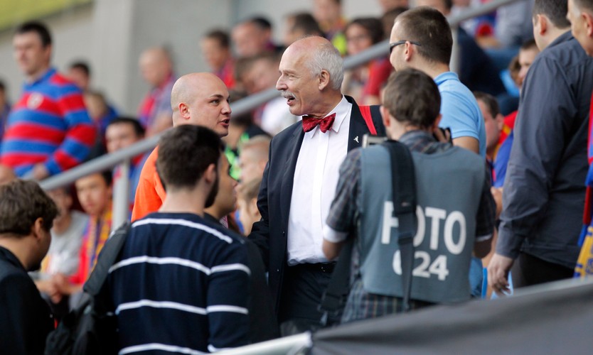 Kibic w muszce jest mniej awanturujący się. Korwin Mikke poszedł na mecz Piast - Legia