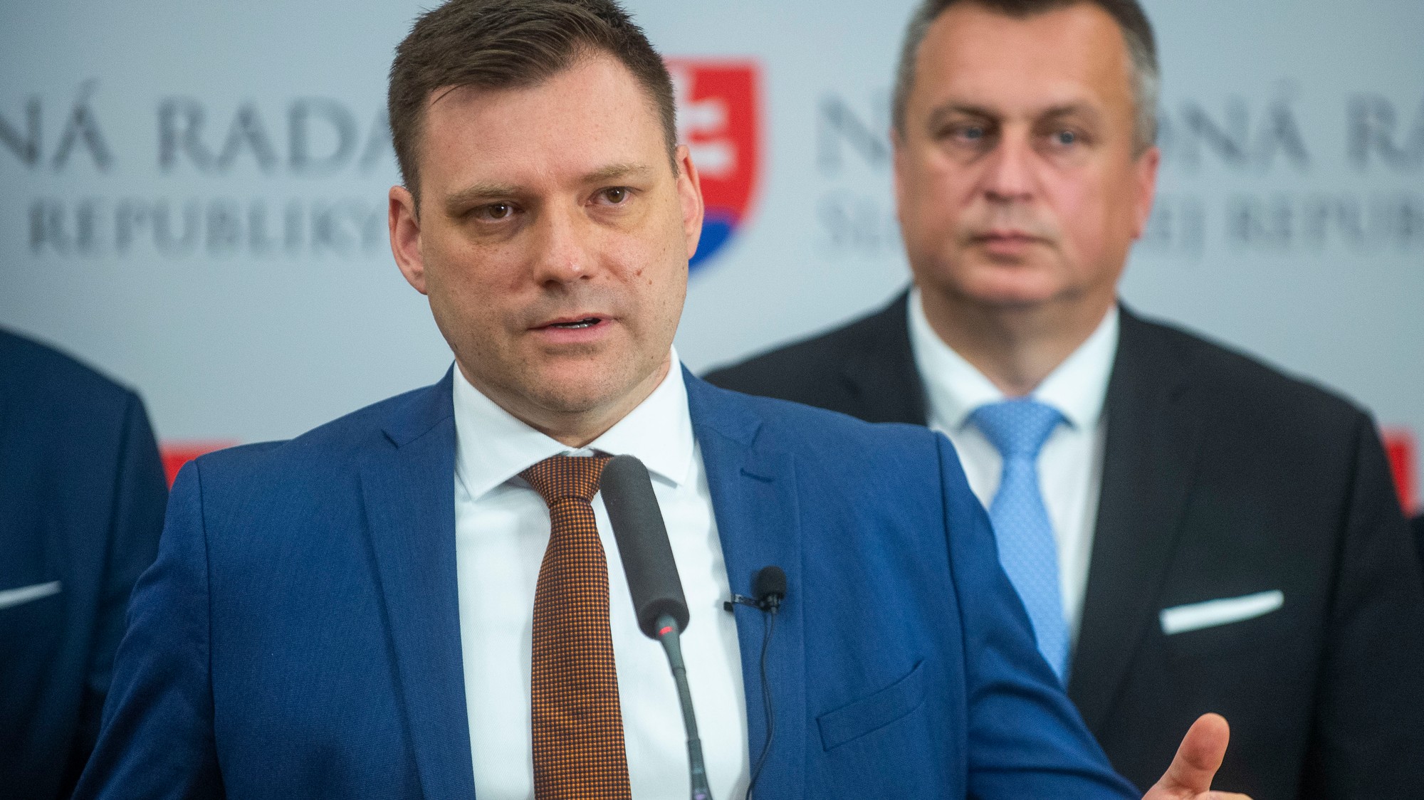 Minister životného prostredia SR Tomáš Taraba a v pozadí podpredseda Národnej rady SR a predseda SNS Andrej Danko. 
