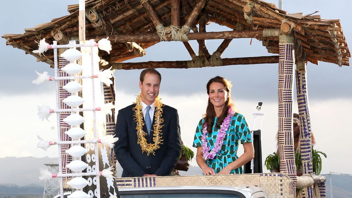 Kate i William uśmiechnięci i w kwiatach na Wyspach Salomona!
